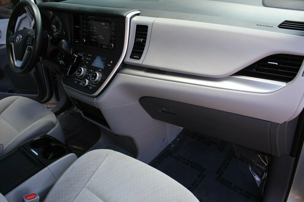 2020 Toyota Sienna LE photo 9