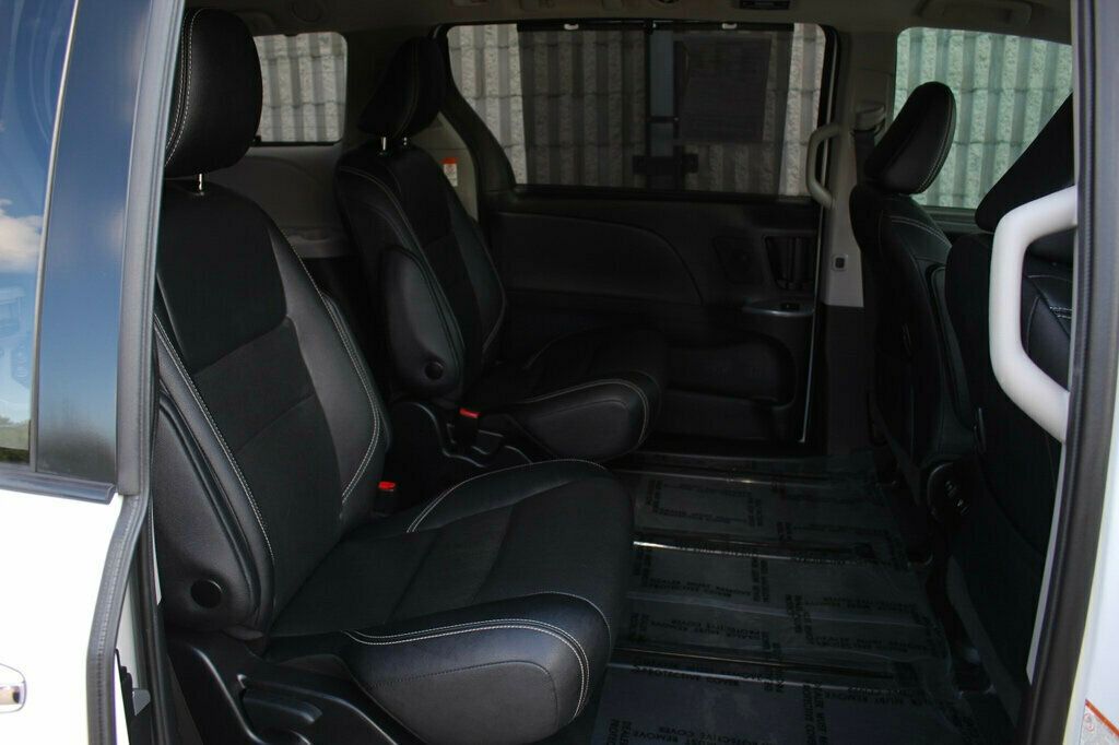 2020 Toyota Sienna SE Premium photo 10