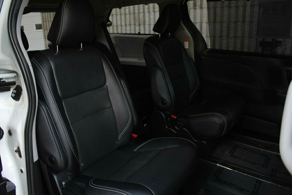2020 Toyota Sienna SE Premium photo 11