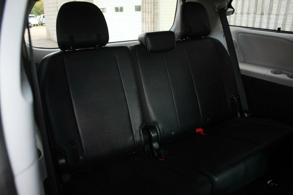 2020 Toyota Sienna SE Premium photo 12
