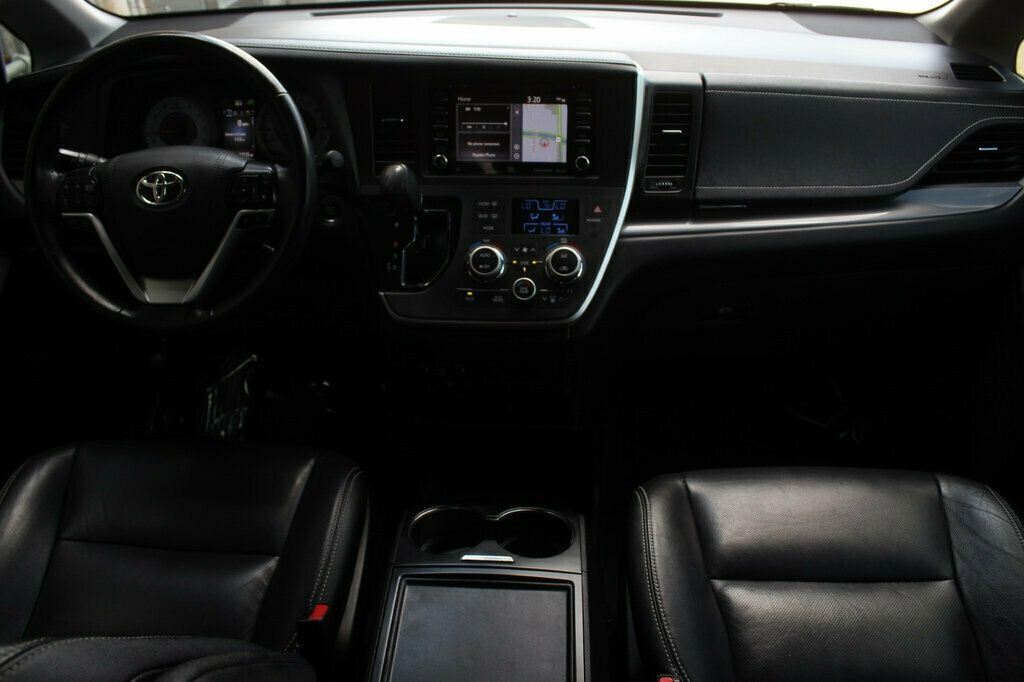 2020 Toyota Sienna SE Premium photo 13