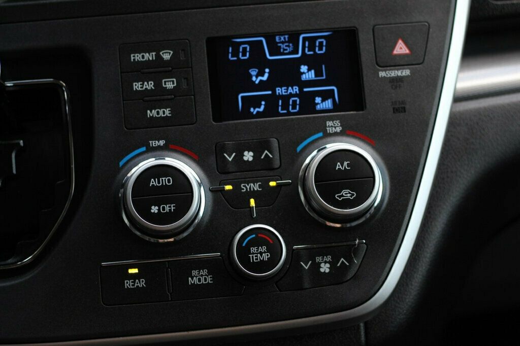 2020 Toyota Sienna SE Premium photo 16