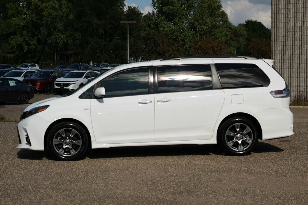 2020 Toyota Sienna SE Premium photo 18