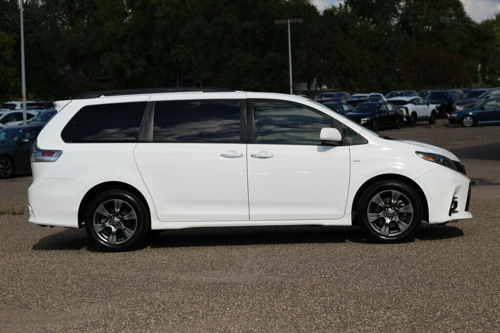 2020 Toyota Sienna SE Premium photo 2