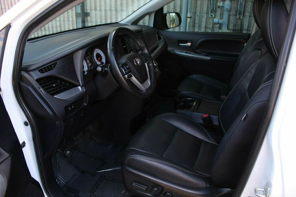 2020 Toyota Sienna SE Premium photo 23