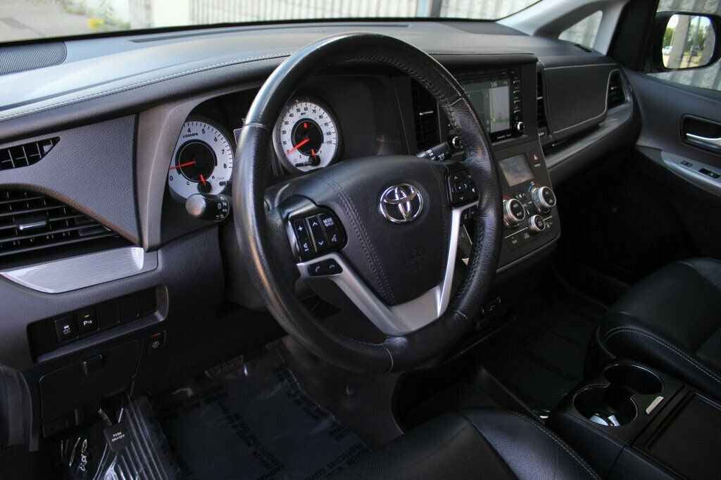 2020 Toyota Sienna SE Premium photo 24