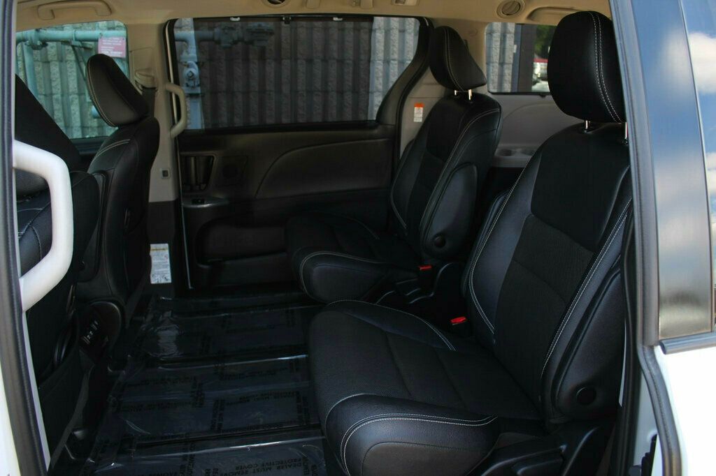 2020 Toyota Sienna SE Premium photo 25