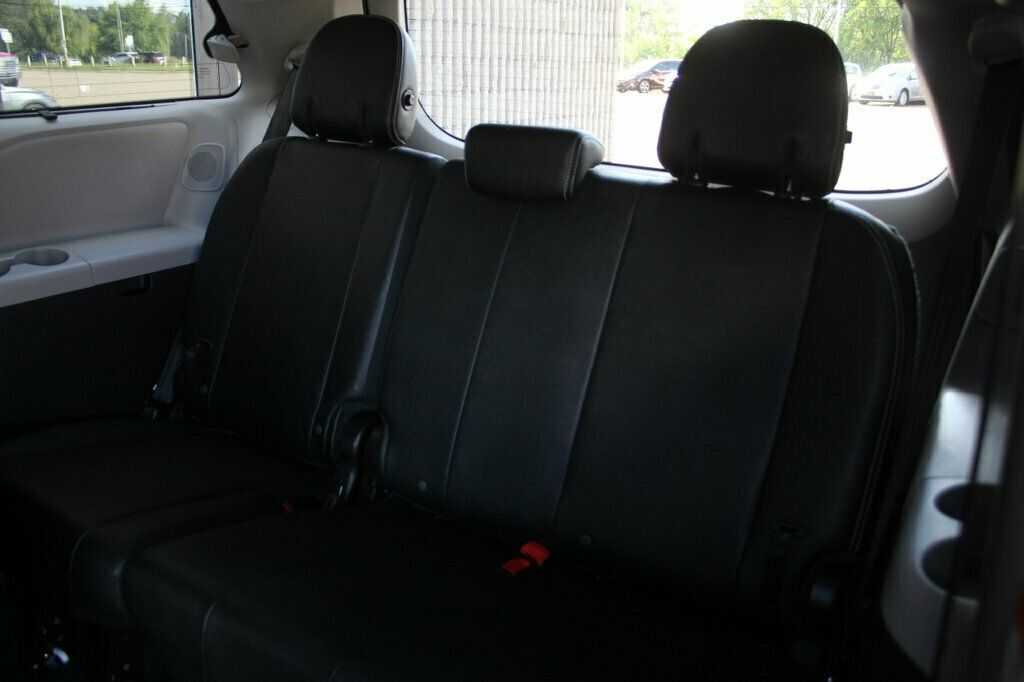 2020 Toyota Sienna SE Premium photo 27