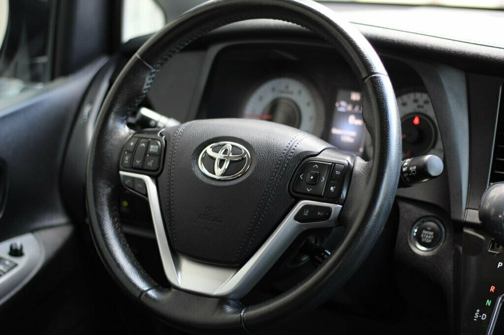 2020 Toyota Sienna SE Premium photo 28