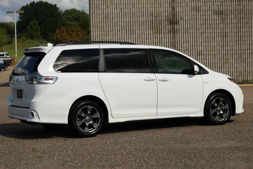 2020 Toyota Sienna SE Premium photo 3