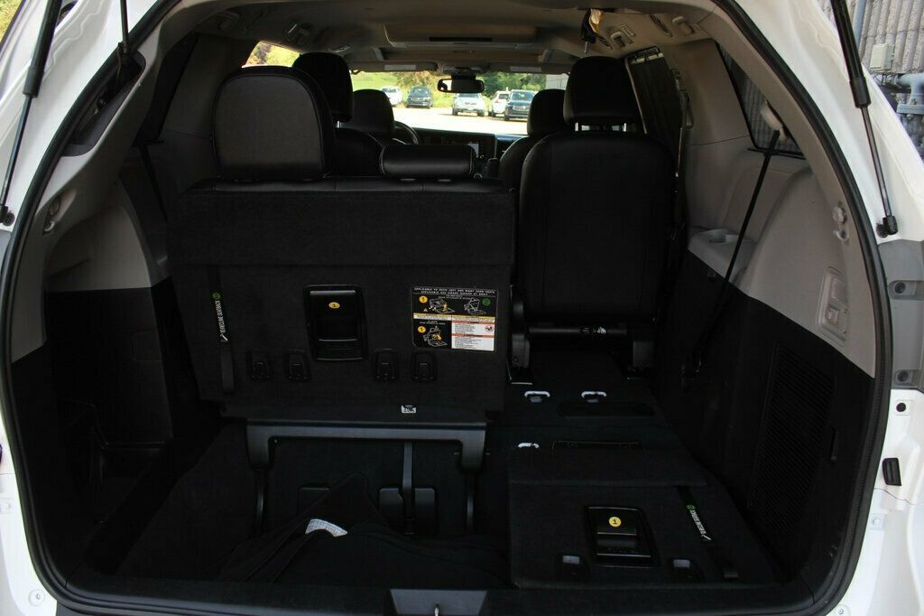 2020 Toyota Sienna SE Premium photo 32