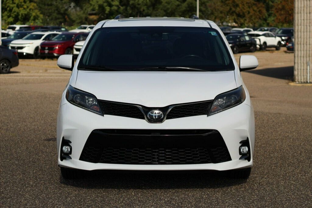 2020 Toyota Sienna SE Premium photo 4