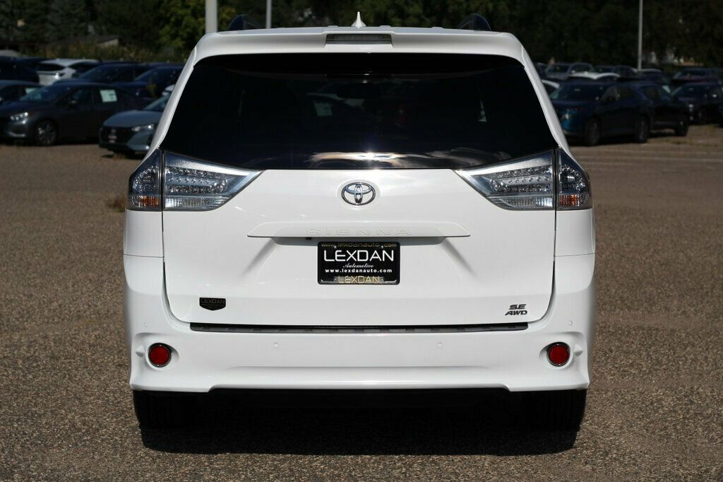 2020 Toyota Sienna SE Premium photo 5