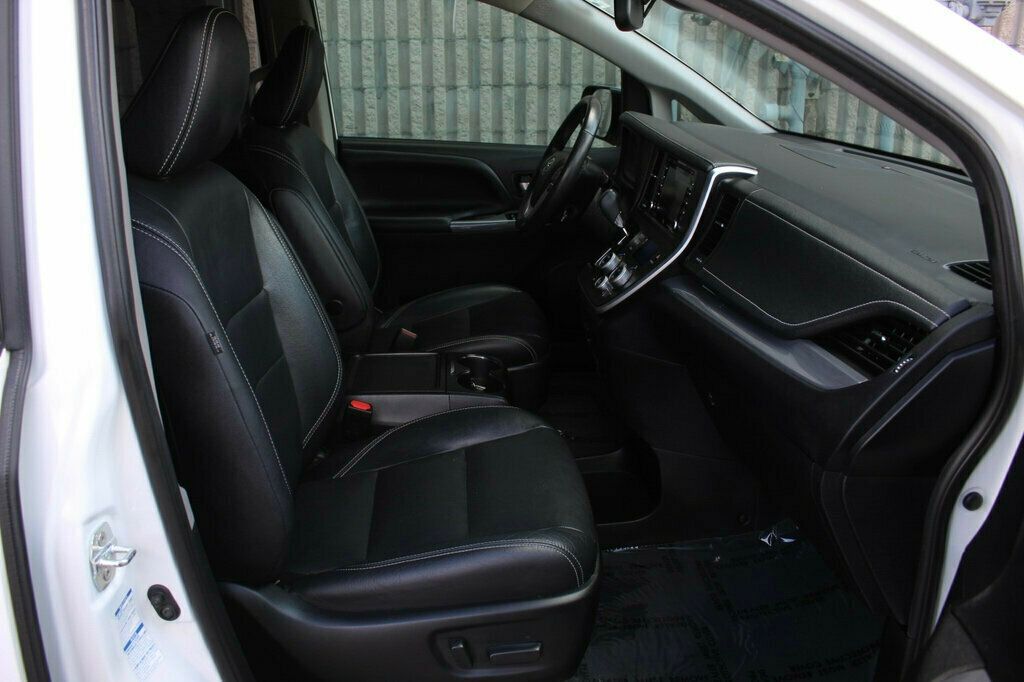 2020 Toyota Sienna SE Premium photo 7