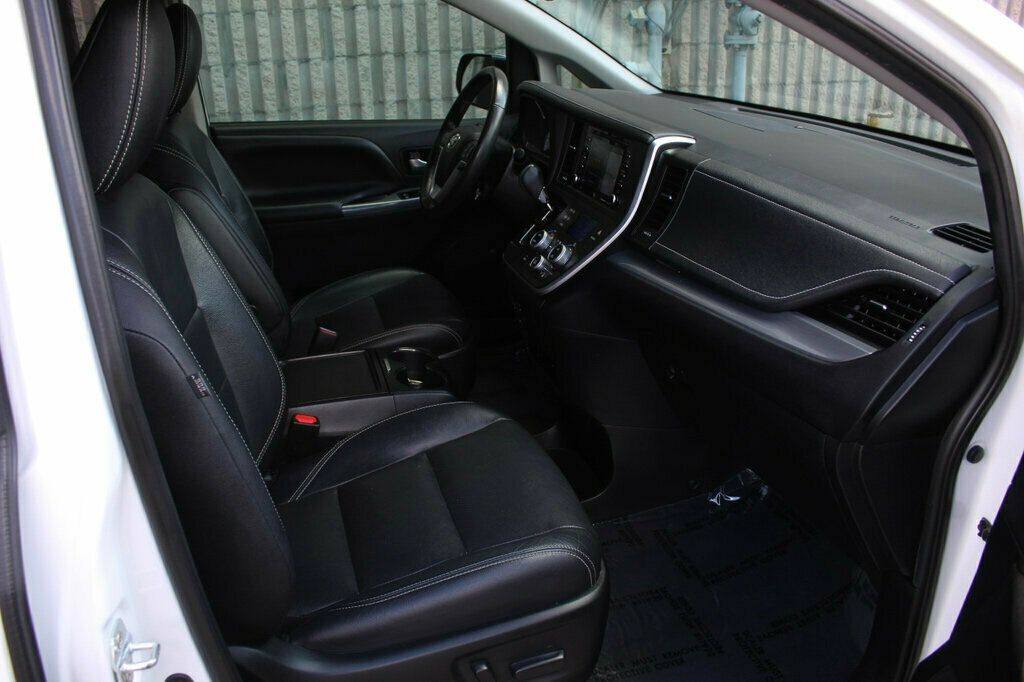 2020 Toyota Sienna SE Premium photo 8