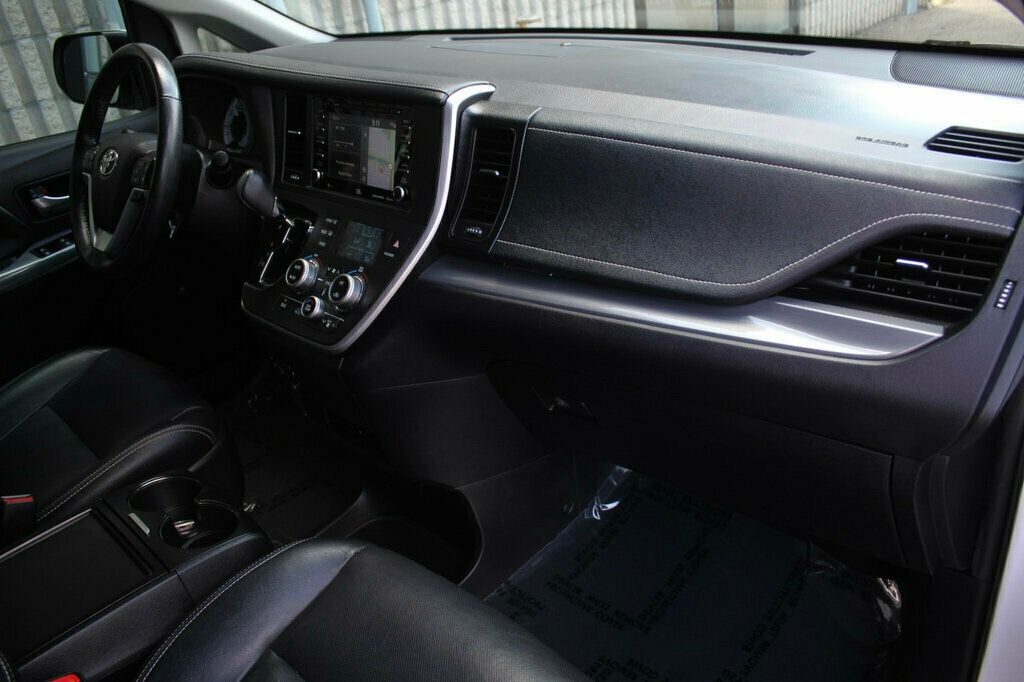 2020 Toyota Sienna SE Premium photo 9
