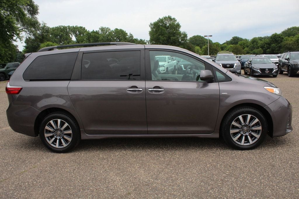 2020 Toyota Sienna XLE photo 2