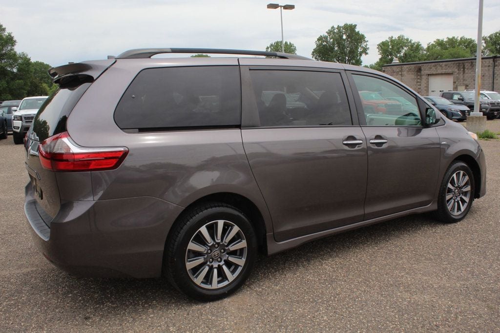 2020 Toyota Sienna XLE photo 3