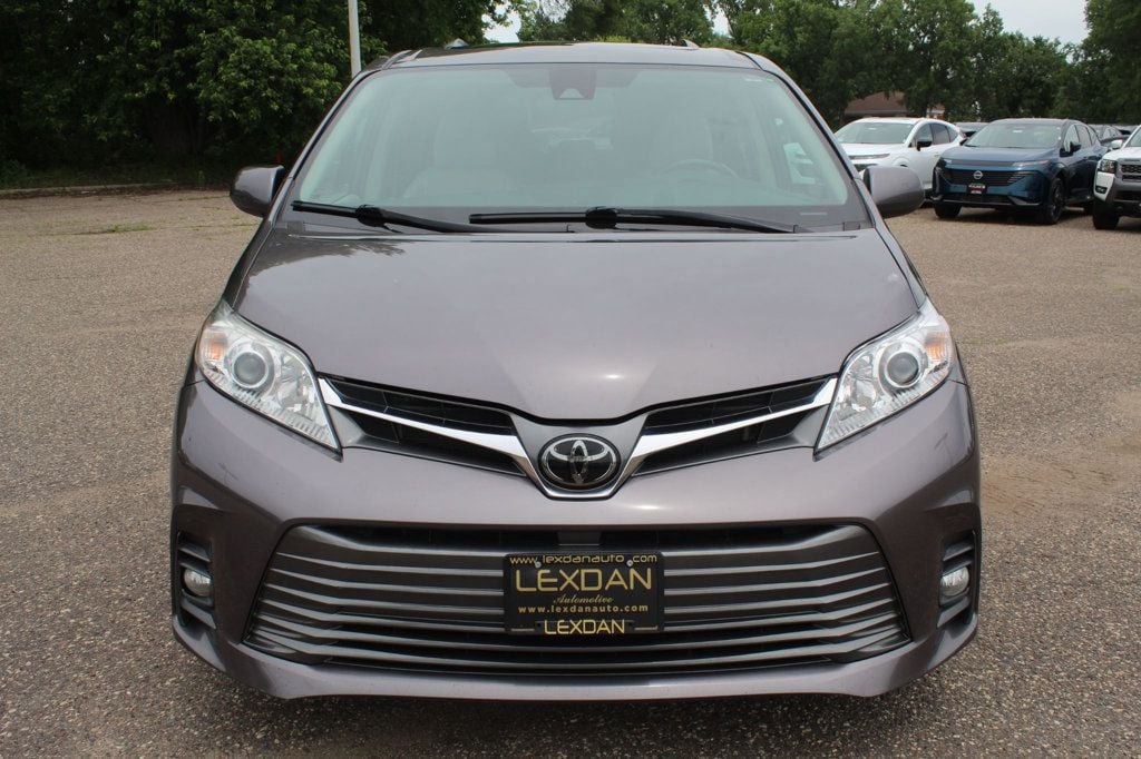 2020 Toyota Sienna XLE photo 4