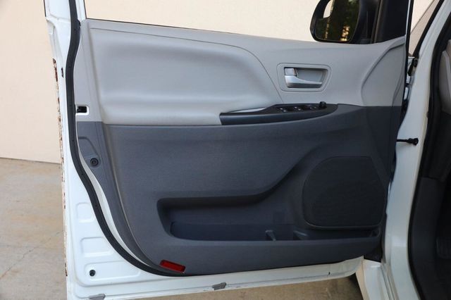 2020 Toyota Sienna LE - 23062700 - 10