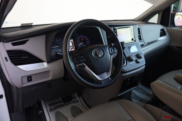 2020 Toyota Sienna LE - 23062700 - 11
