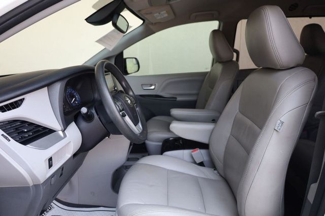 2020 Toyota Sienna LE - 23062700 - 12