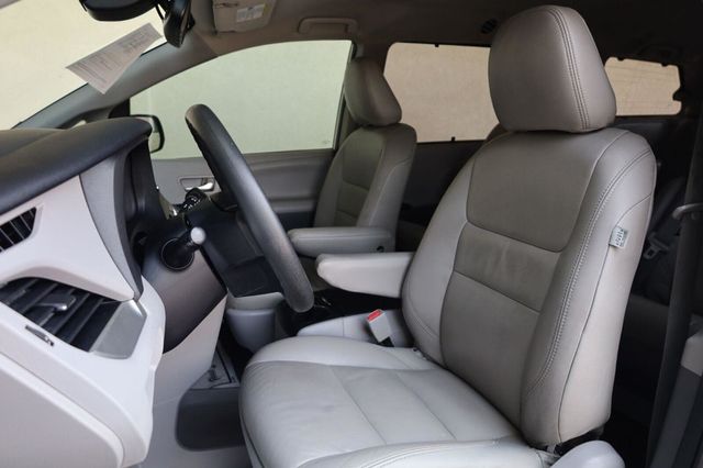 2020 Toyota Sienna LE - 23062700 - 13