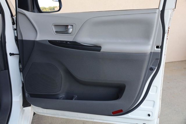 2020 Toyota Sienna LE - 23062700 - 16
