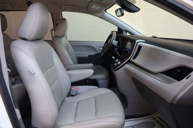 2020 Toyota Sienna LE - 23062700 - 17