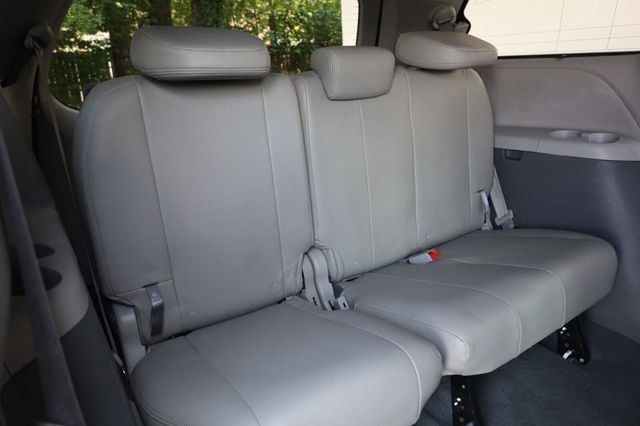 2020 Toyota Sienna LE - 23062700 - 19