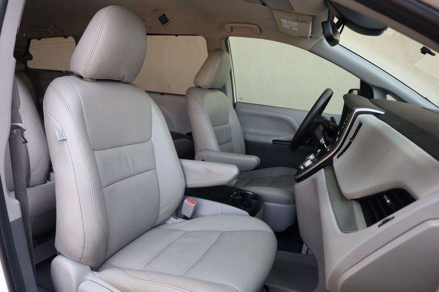 2020 Toyota Sienna LE - 23062700 - 20