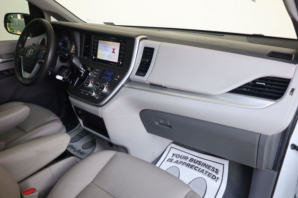 Toyota Sienna photo 22