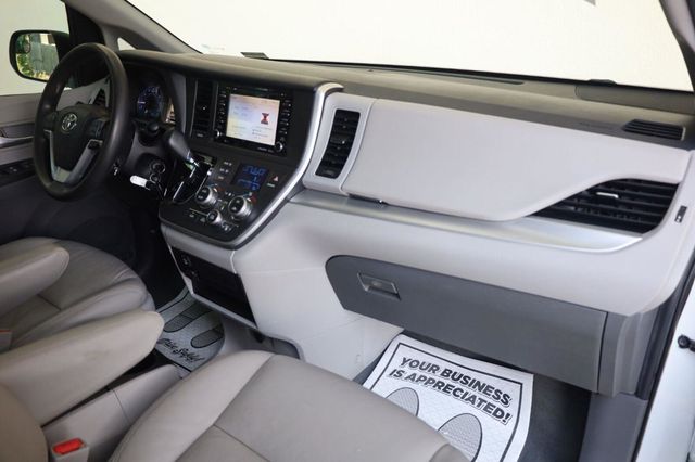 2020 Toyota Sienna LE - 23062700 - 21