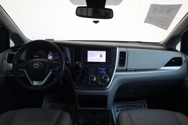 2020 Toyota Sienna LE - 23062700 - 22