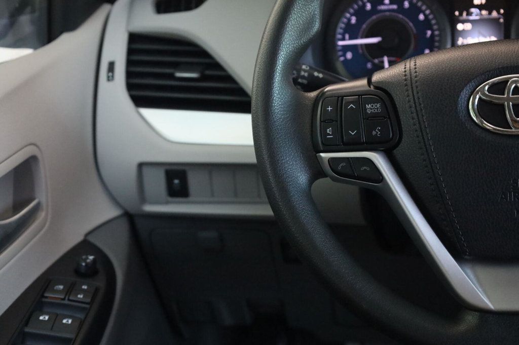 Toyota Sienna photo 25