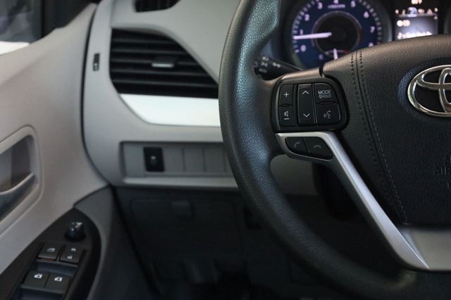 2020 Toyota Sienna LE - 23062700 - 24