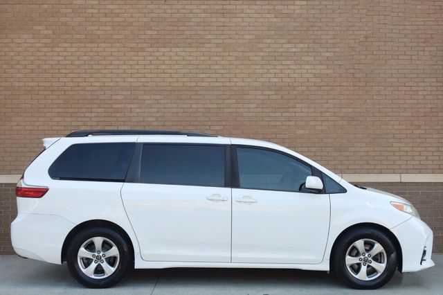2020 Toyota Sienna LE - 23062700 - 2