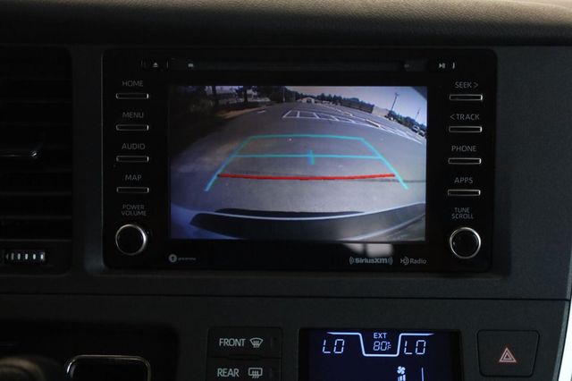 2020 Toyota Sienna LE - 23062700 - 32