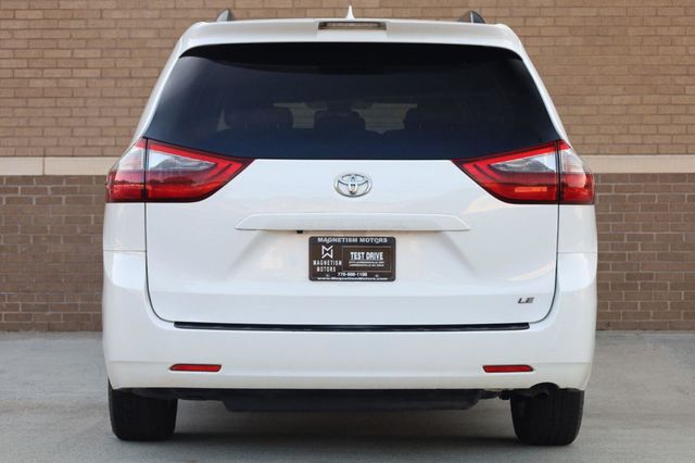 2020 Toyota Sienna LE - 23062700 - 7
