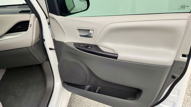 2020 Toyota Sienna LE FWD 8-Seater - 23022989 - 24