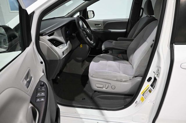 2020 Toyota Sienna LE Mobility FWD 7-Passenger Mobility - 23008611 - 12