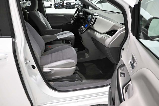 2020 Toyota Sienna LE Mobility FWD 7-Passenger Mobility - 23008611 - 14
