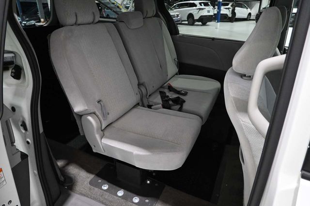 2020 Toyota Sienna LE Mobility FWD 7-Passenger Mobility - 23008611 - 16