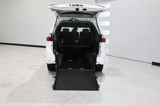 2020 Toyota Sienna LE Mobility FWD 7-Passenger Mobility - 23008611 - 18