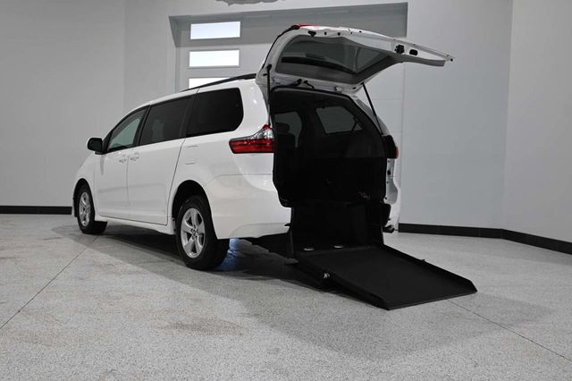2020 Toyota Sienna LE Mobility FWD 7-Passenger Mobility - 23008611 - 1