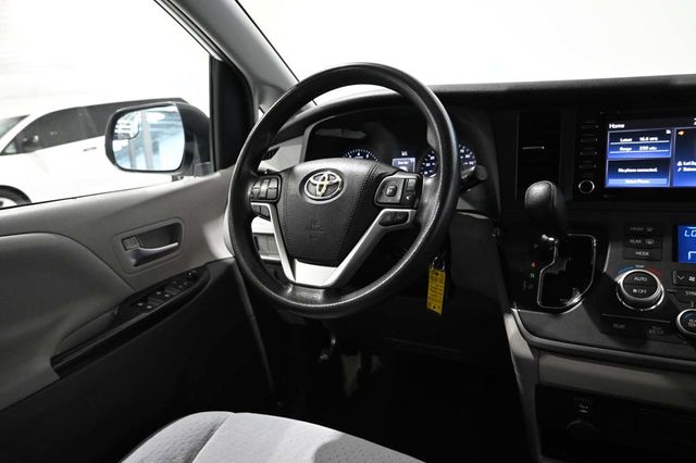 2020 Toyota Sienna LE Mobility FWD 7-Passenger Mobility - 23008611 - 24