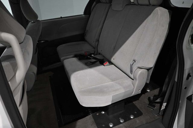 2020 Toyota Sienna LE Mobility FWD 7-Passenger Mobility - 23008611 - 25