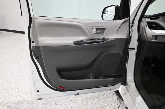 2020 Toyota Sienna LE Mobility FWD 7-Passenger Mobility - 23008611 - 27