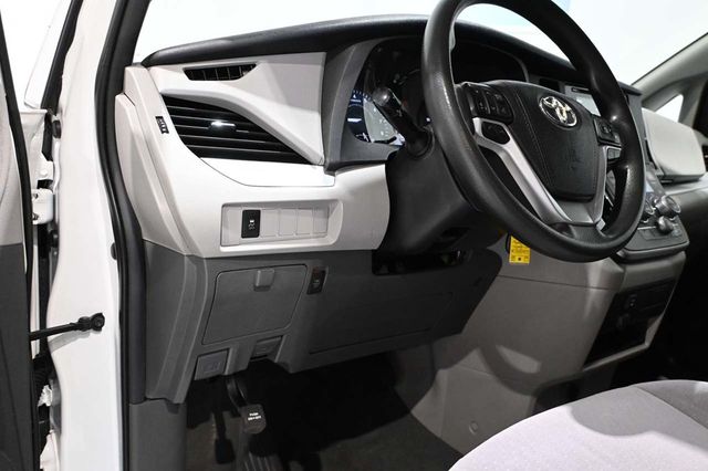 2020 Toyota Sienna LE Mobility FWD 7-Passenger Mobility - 23008611 - 28