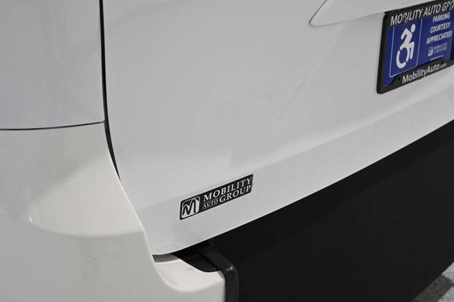 2020 Toyota Sienna LE Mobility FWD 7-Passenger Mobility - 23008611 - 37